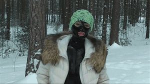 Read more about the article Girl in black rubber latex catsuit enjoys the snow landscape